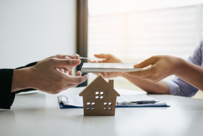 Ein Verkäuferdarlehen ist eine Finanzierungsoption, bei der der Verkäufer einer Immobilie einen Teil oder den gesamten Kaufpreis an den Käufer leiht. Diese Form der Finanzierung bietet Flexibilität bei den Konditionen und kann dazu beitragen, die Eigenkapitalanforderungen des Käufers zu erfüllen.Landsberg am Lech, Kaufering, Penzing, Buchloe, Augsburg, Türkheim, Fürstenfeldbruck, Dachau