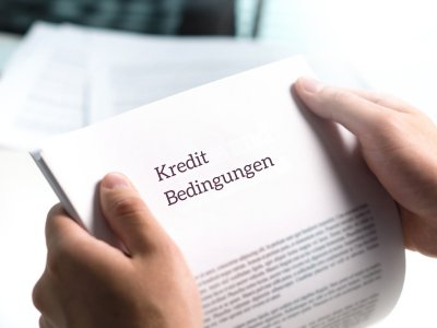 Ein Verkäuferdarlehen ist eine Finanzierungsoption, bei der der Verkäufer einer Immobilie einen Teil oder den gesamten Kaufpreis an den Käufer leiht. Diese Form der Finanzierung bietet Flexibilität bei den Konditionen und kann dazu beitragen, die Eigenkapitalanforderungen des Käufers zu erfüllen. Landsberg am Lech, Kaufering, Penzing, Buchloe, Augsburg, Türkheim, Fürstenfeldbruck, Dachau