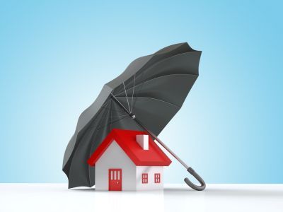 Warum sind Elementarschäden keine Kleinigkeit?</p>
<p>Solche Ereignisse verdeutlichen immer wieder, wie unverzichtbar der Schutz gegen Elementargefahren heutzutage geworden ist. Überschwemmungen verursachen nicht nur oberflächliche, sondern oft umfangreiche und kostspielige Schäden – und das unabhängig davon, ob es sich um ein Wohnhaus, ein Geschäftshaus, den Hausrat oder die Geschäftseinrichtung handelt. Die Aufräum- und Trocknungskosten allein sind meist erheblich und können schnell hohe Summen erreichen.</p>
<p>Vorsorge gegen teure Folgekosten durch Elementarschäden</p>
<p>Der finanzielle Aufwand, der nach einem solchen Schadensfall für die Wiederherstellung anfällt, kann ohne Absicherung durch eine Elementarschadenversicherung schnell zur Belastung werden. Daher ist ein umfassender Versicherungsschutz sinnvoll und schützt vor den hohen Kosten, die durch die Beseitigung und Instandsetzung entstehen. Ein solcher Schutz ist oft preiswerter, als viele denken, und kann Ihnen langfristig helfen, vor den Auswirkungen unvorhersehbarer Naturereignisse geschützt zu bleiben.