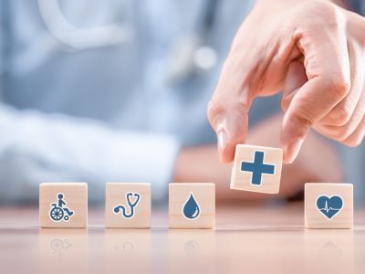Vorteile eines Assekuradeurs Ein Assekuradeur bietet eine effektive Lösung in einem schwierigen Versicherungsmarkt. Dabei entwickelt der Assekuradeur einen Tarif mit klar definierten Leistungen und legt diesen relevanten Versicherungsgesellschaften zur Bewertung vor. Unternehmen, die als Risikoträger agieren wollen, können sich beteiligen. Sollte sich eine Gesellschaft später aus einem Risiko zurückziehen, übernimmt eine andere Gesellschaft nahtlos die Absicherung – ohne dass für den Kunden eine Vertragsänderung notwendig wird.   Welche Gesellschaft bietet eine verlässliche Schadensbearbeitung? Ob die Wahl der Versicherungsgesellschaft richtig war, zeigt sich häufig erst im Schadensfall. Unternehmen mit eigenen Gutachtern haben hier oft einen Vorteil, da diese Sachverständigen die spezifischen Tarife der Gesellschaft gut kennen und direkt vor Ort Entscheidungen treffen können. Dadurch lässt sich nicht nur klären, ob bestimmte Schadensbereiche abgedeckt sind, sondern auch eine langfristige Zusammenarbeit mit denselben Sachbearbeitern aufbauen, was die Abwicklung erleichtert.   Welche Versicherung bietet das beste Preis-Leistungsverhältnis? Neben der Qualität der Schadensbearbeitung ist auch das Preis-Leistungsverhältnis entscheidend. Ein sorgfältiger Leistungsvergleich unterschiedlicher Tarife hilft, die besten Konditionen für Ihre individuellen Bedürfnisse zu finden und ein gutes Gleichgewicht zwischen Kosten und Leistung sicherzustellen.